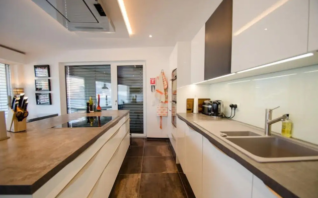 Superb Alpine Lodges Zell am See 6-8pax