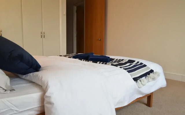 2 Bedroom Flat in Canary Wharf With Balcony