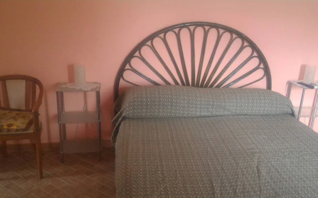 Room-michelangelo House, Mono