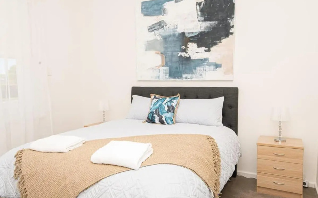 Anson Cottage 1900s CBD Home Private & Practical – Guest Rooms – Orange