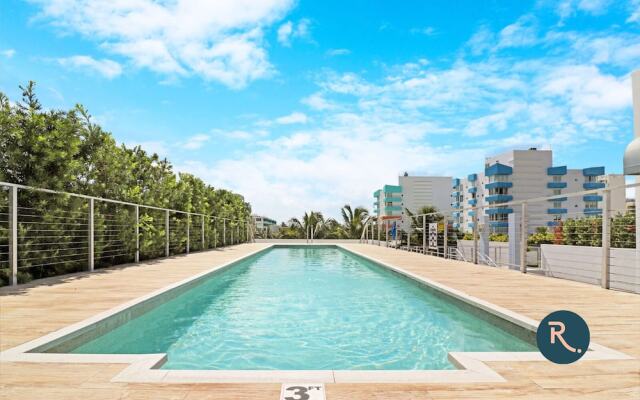 Roami at 250 Collins