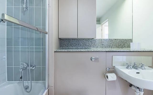 Deluxe Kensington Apartment With Balcony