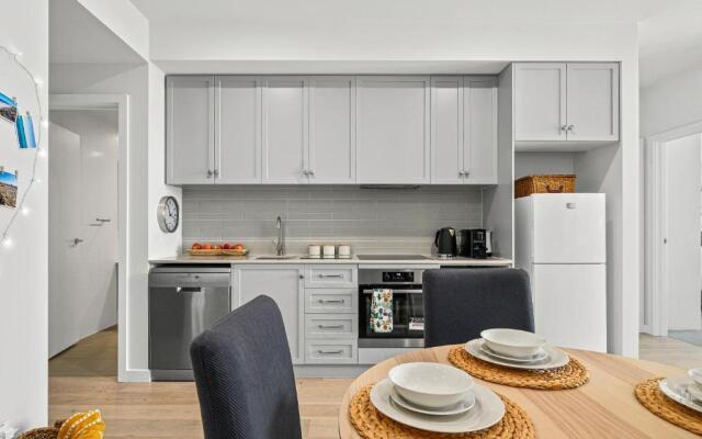 Hamptons by the Beach ~ New Apt 50m from the Sea