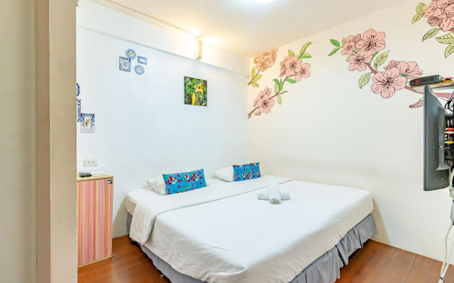 Sleep Dee Hostel – Guest Rooms – Bangkok