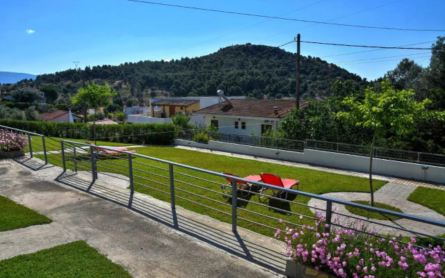Eretria Cozy Home - Spacious Garden Retreats
