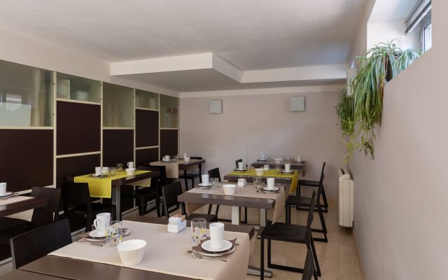 Vialeromadodici Rooms & Apartments