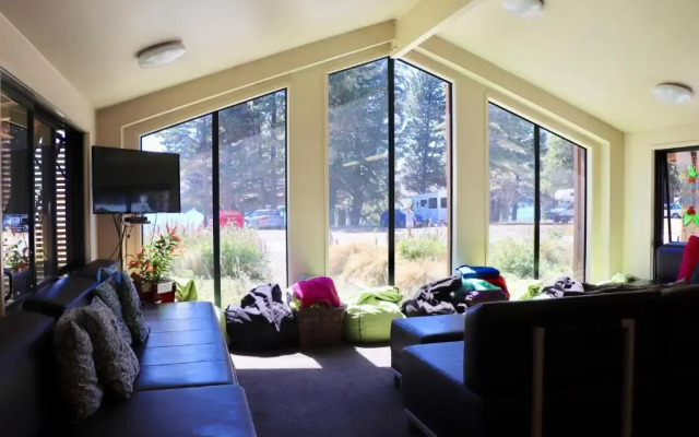 Lakefront Lodge Backpackers