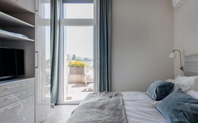 Picturesque Views From a Radiant Penthouse