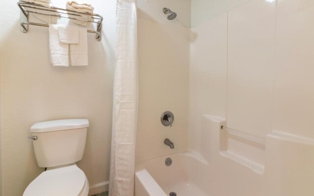 OYO Garden Inn and Suites Pearsall I-35 East