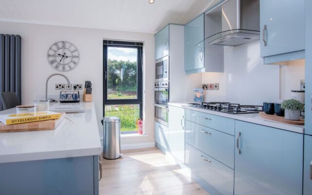 Swanlake Lodge - 3 Bedroom Holiday Home - Penally