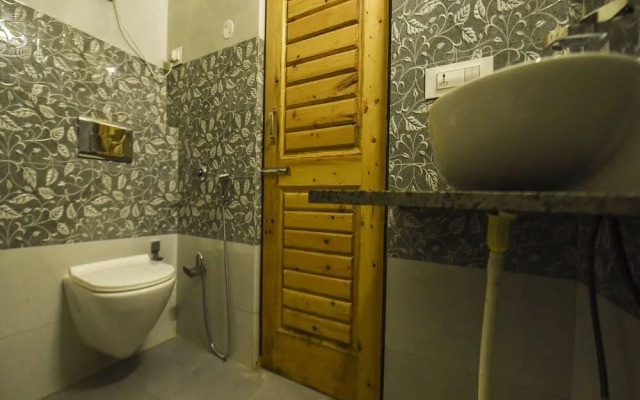 Raku's Place by OYO Rooms