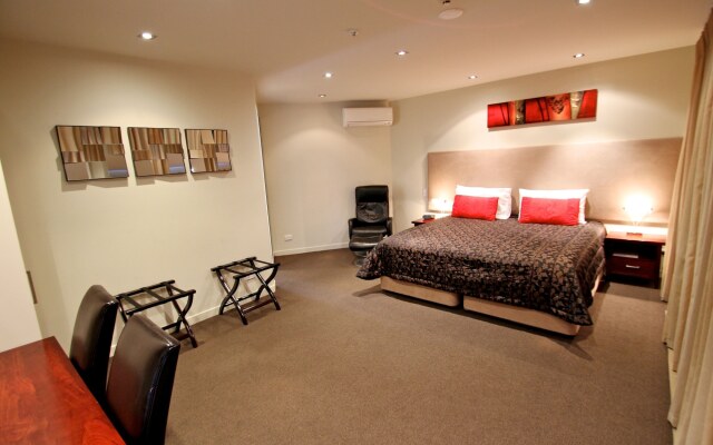 DeLorenzo's Studio Apartments