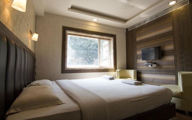 Hotel Emerald by OYO Rooms