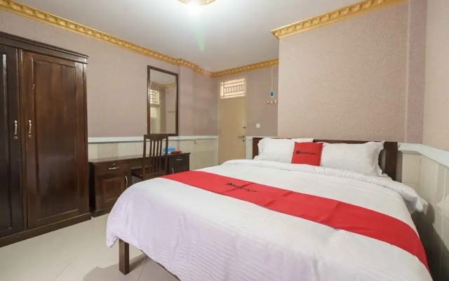 RedDoorz Plus Syariah near RSUP Dr. M. Djamil Padang