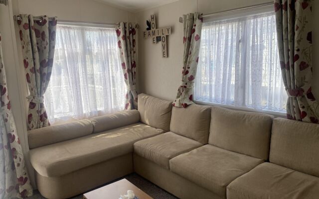 Stunning 3-bed Caravan in Clacton-on-sea