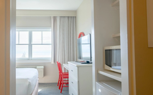 Cedar Point's Hotel Breakers