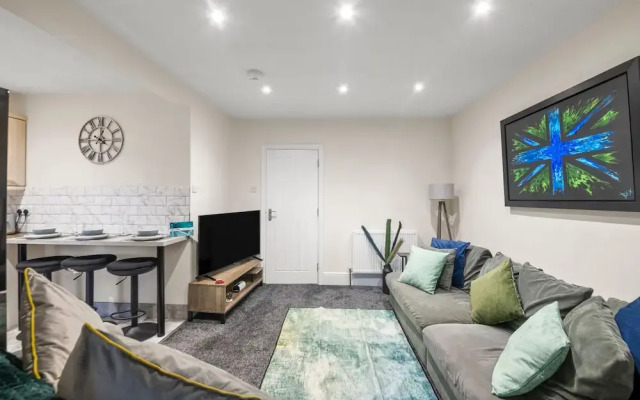 Large 5 Bedroom-free Parking-great Transport Links