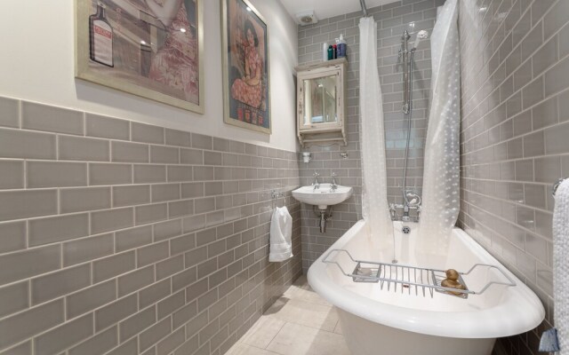 2 Bedroom Garden Flat in Brondesbury Park