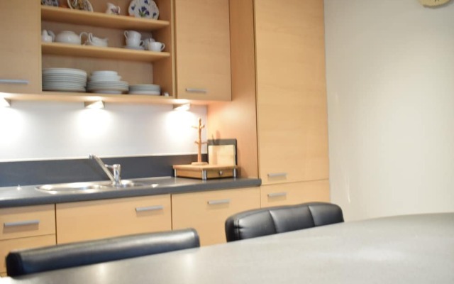 Modern 2 Bedroom Apartment Near Chelsea Harbour With Balcony