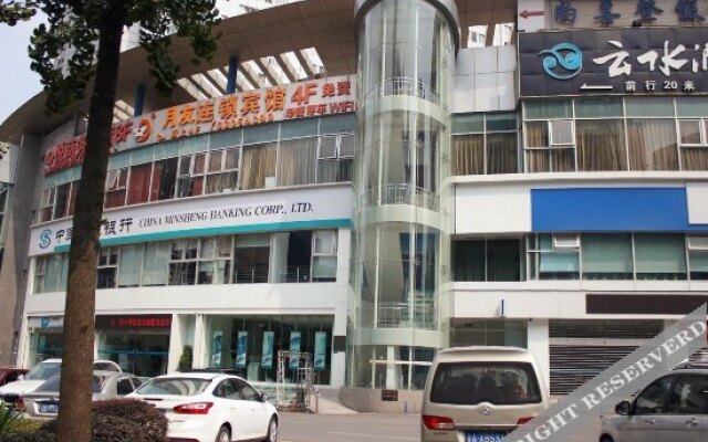 Yueyou Chain Hotel (Chongqing Qibo Center Jintong Road Metro Station Branch)