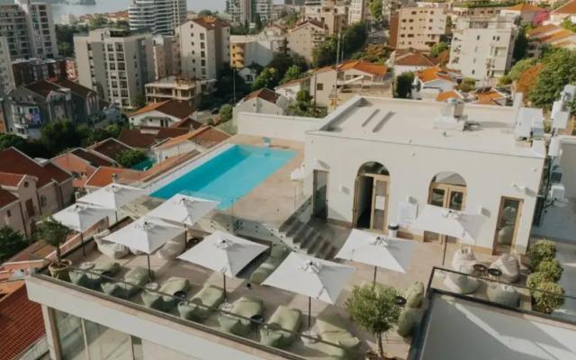 Infinity Hotel & More