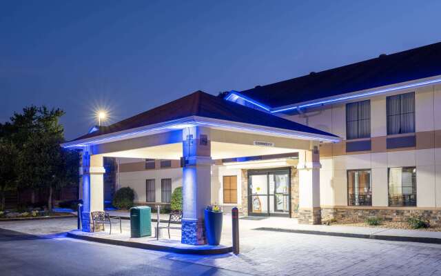 Days Inn & Suites by Wyndham Commerce