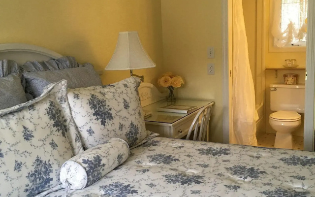 Lakeside Country Inn