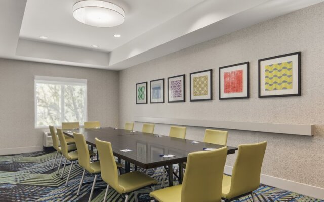 Holiday Inn Express Hotel And Suites