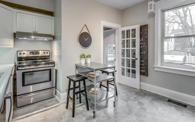 Applewood Suites - 4 BDRM Danforth House