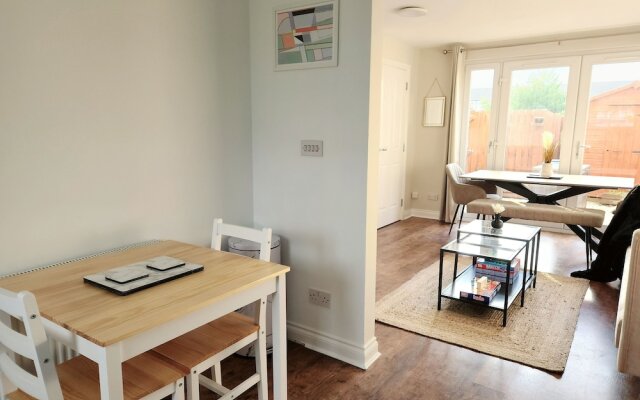 Modern 5 Bed Townhouse with Free Parking