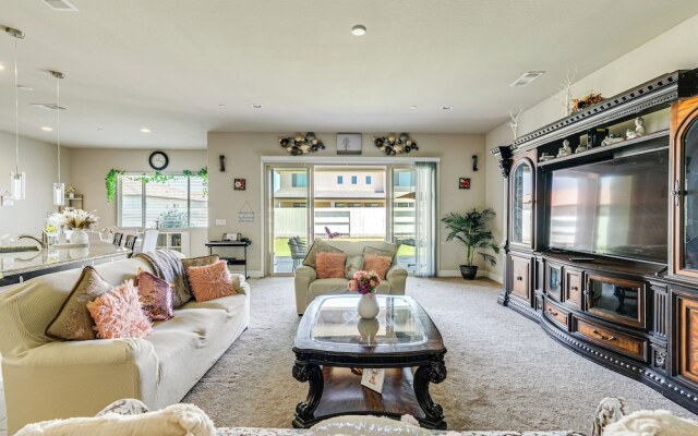 Beautiful Bakersfield Home ~ 8 Mi to Downtown!