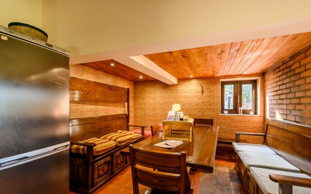 T4 House With Outdoor Pool and Wonderful Views