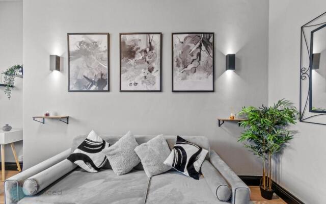 1 Bed- Holyrood Retreat