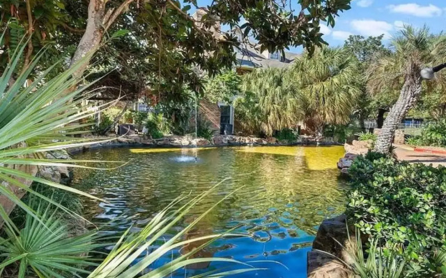 Upscale 1BR Condo in Med Center