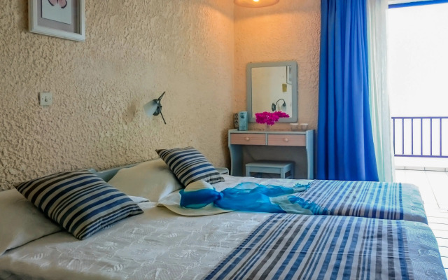 Cavos Bay Hotel and Studios