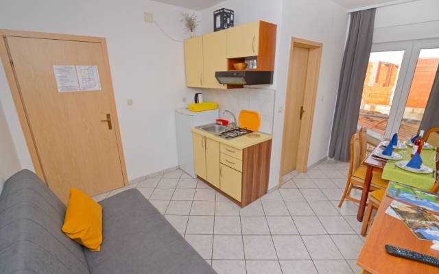 Apartment Zora - garden terrace and grill A4 Pirovac, Riviera Sibenik