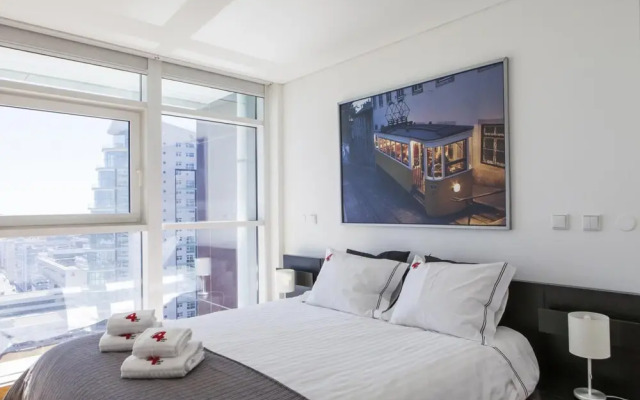 Rent4Rest Lisbon 17th Floor River View Apartment