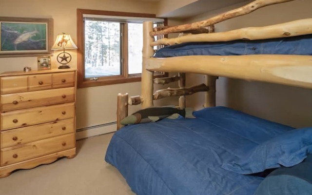 Royal Tiger Lodge (Private Home with Hot Tub)