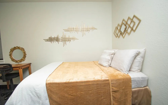 Vintage Elegance - Condo Steps Away From Casino