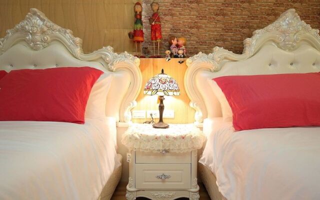 Textile Girl Romantic Homestay