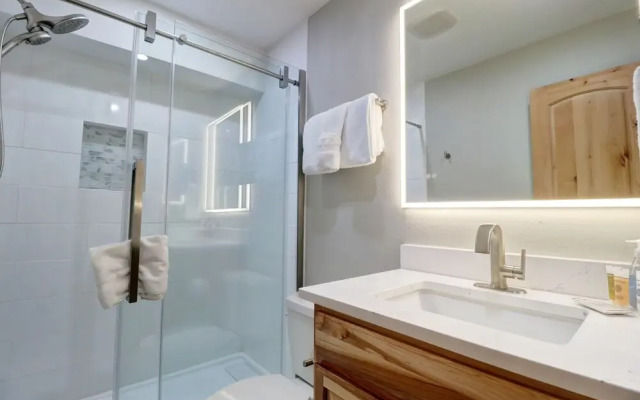 Amazing Ski in-out Condo With Mountain Views - FP114 by RedAwning