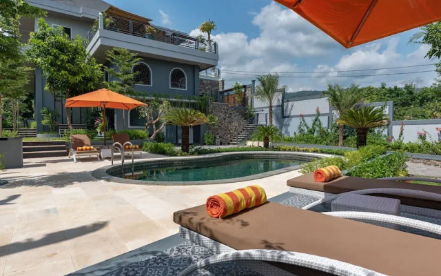 Hillside Lovina Studio