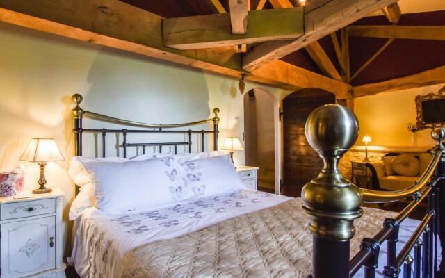 Cozy Holiday Home in La Foret-de-tessé With Private Pool