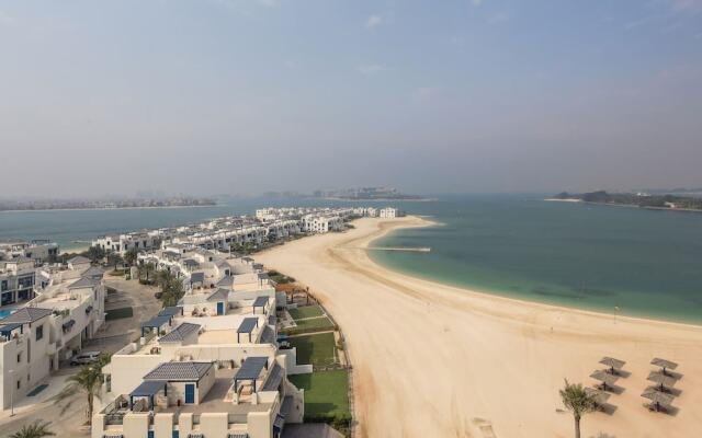 Sleek And Elegant 1BR on The Palm!