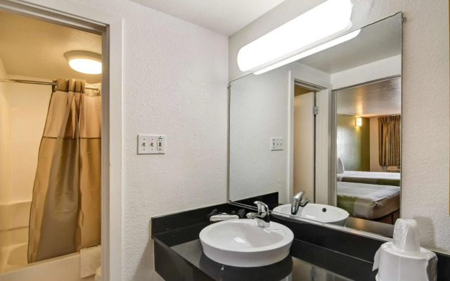 Motel 6 Dallas, TX - Forest Lane