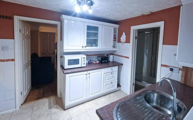 Lovely 3 Bedroom Holiday Home With Free Parking