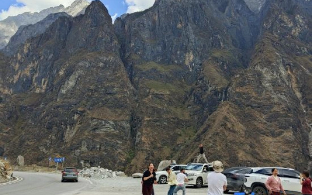 Mountain Stream Retreat Cliffside Homestay