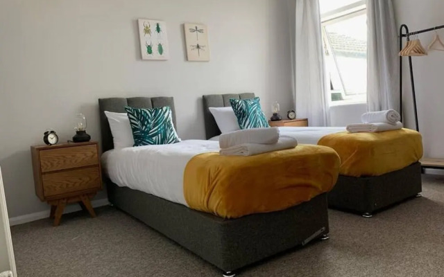Stayzo 2BR House Accommodation in Peterborough