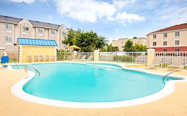 Days Inn by Wyndham Kingsland GA