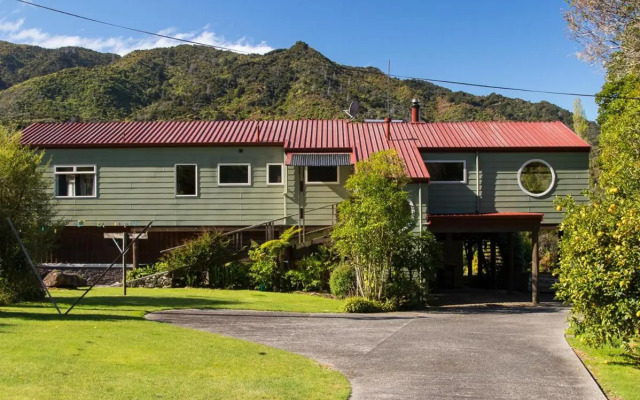 Tasman Hideaway - Marahau Holiday Home